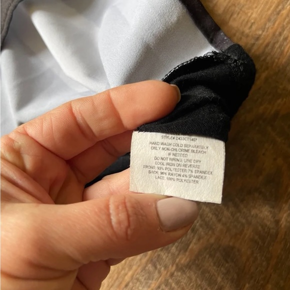 Stylish Black Sleeveless Top with Graphic Design - Picture 2 of 7